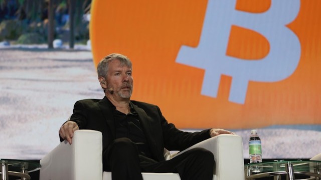 比特幣策略公司續留納指100:加密資產與傳統金融的深層激盪與監管挑戰