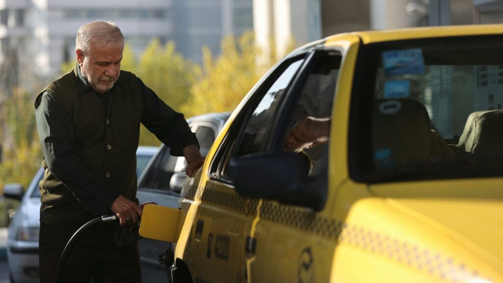 伊朗油價策略轉向:抑制需求、打擊走私,與潛藏的社會經濟風暴?